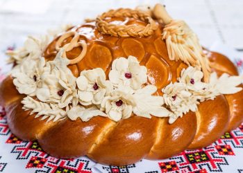 Встреча молодых с караваем — стихи для торжественного момента