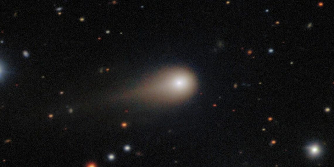 Величезна загадкова комета пролетіла повз Землю: вчені помітили дещо незвичайне