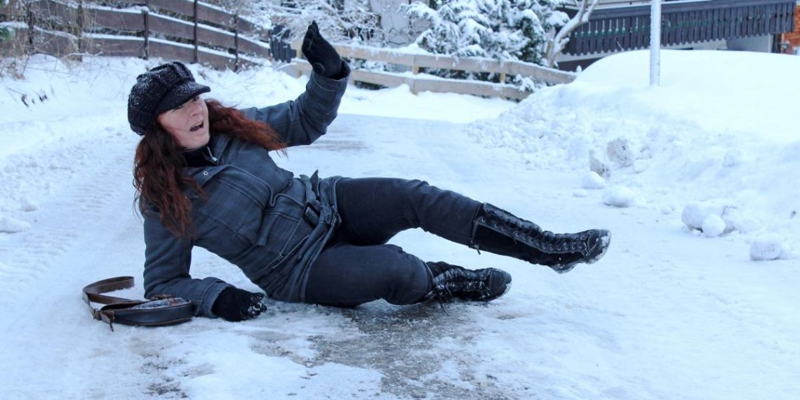 Чому лід такий слизький: вчені спростували теорію зі шкільних підручників