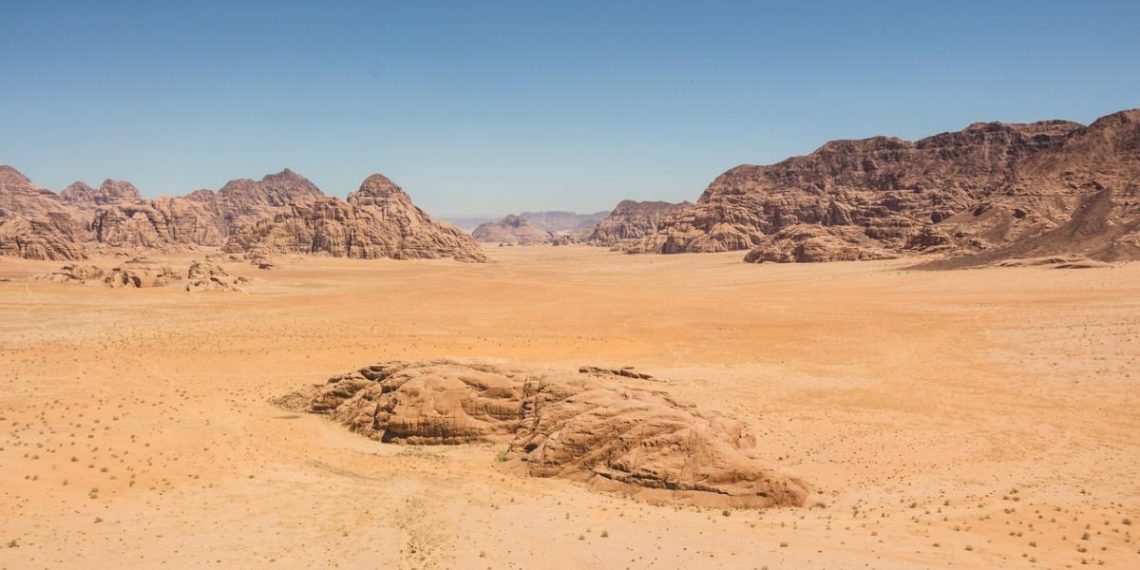 У Сахарі знайшли загадкові темні плато, що змінюють пустелю вже мільйони років