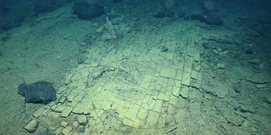 На дні океану знайшли “дорогу до Атлантиди”: вчені пояснили, що це насправді