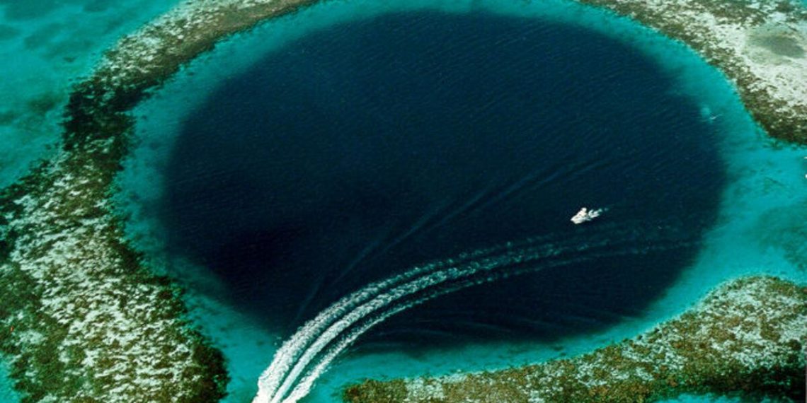 Вчені виявили в океані гігантську діру, заповнену загадковими вірусами