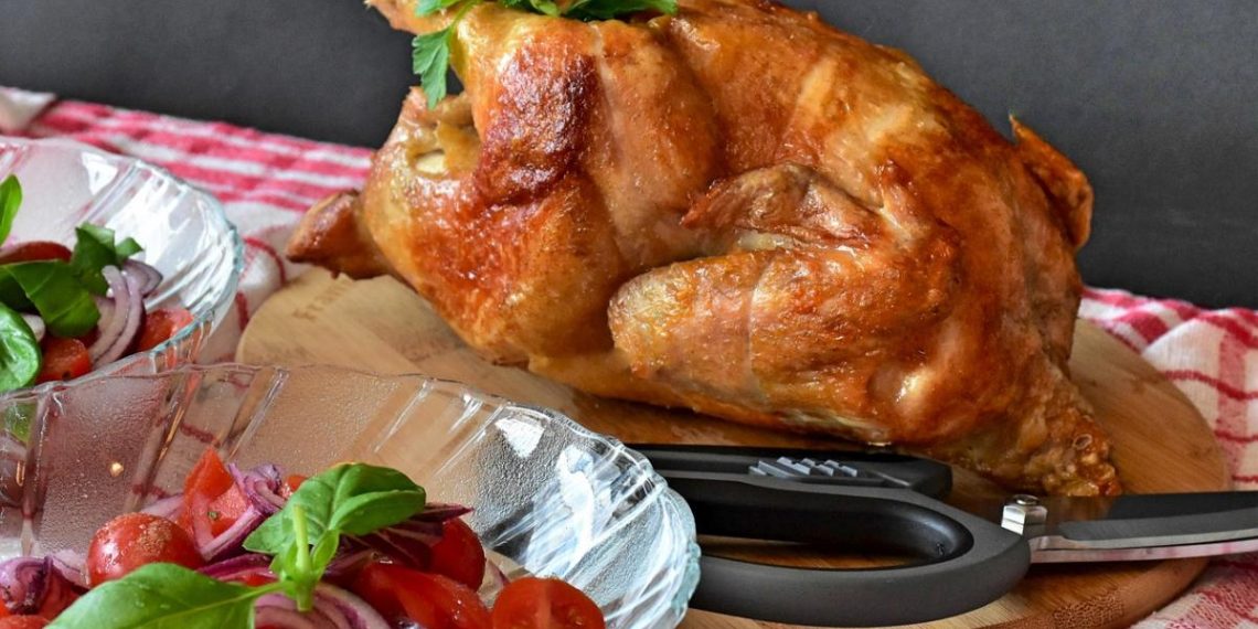 Курка вийде з королівською рум’яною скоринкою: ось чим змастити за добу до запікання