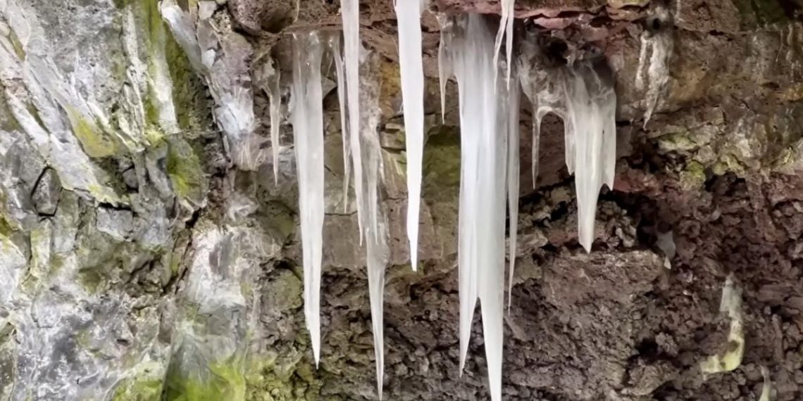 Льодяна печера посеред спекотної пустелі США не тане вже 3 тис. років: у чому її феномен