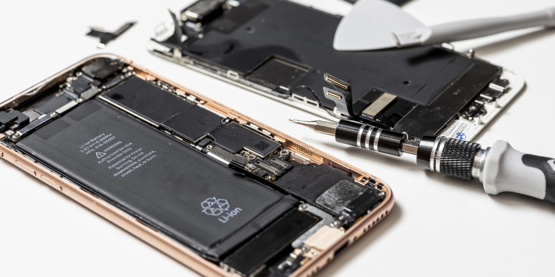Реальна ціна батареї iPhone 17 Pro в 10 разів менша, ніж стягує Apple за заміну