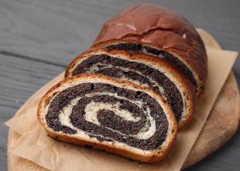 Маковий рулет на Великдень 2026: багато маку та повітряне тісто – бабусин рецепт