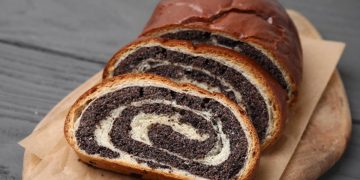 Маковий рулет на Великдень 2026: багато маку та повітряне тісто – бабусин рецепт