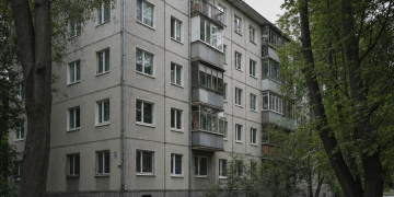 Типовий п'ятиповерховий панельний будинок-хрущовка в Україні