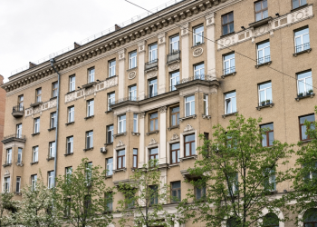 Фасад типової сталінки з декоративними елементами — колонами, карнизами й ліпниною