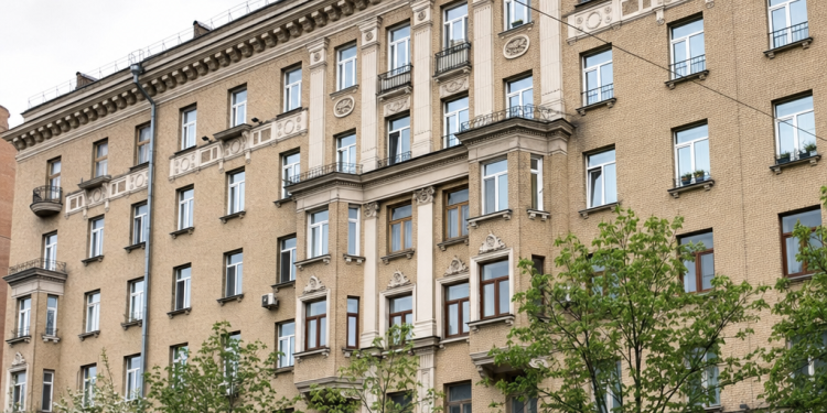 Фасад типової сталінки з декоративними елементами — колонами, карнизами й ліпниною