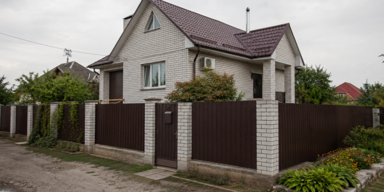 Приватний будинок з подвір'ям та межею земельної ділянки